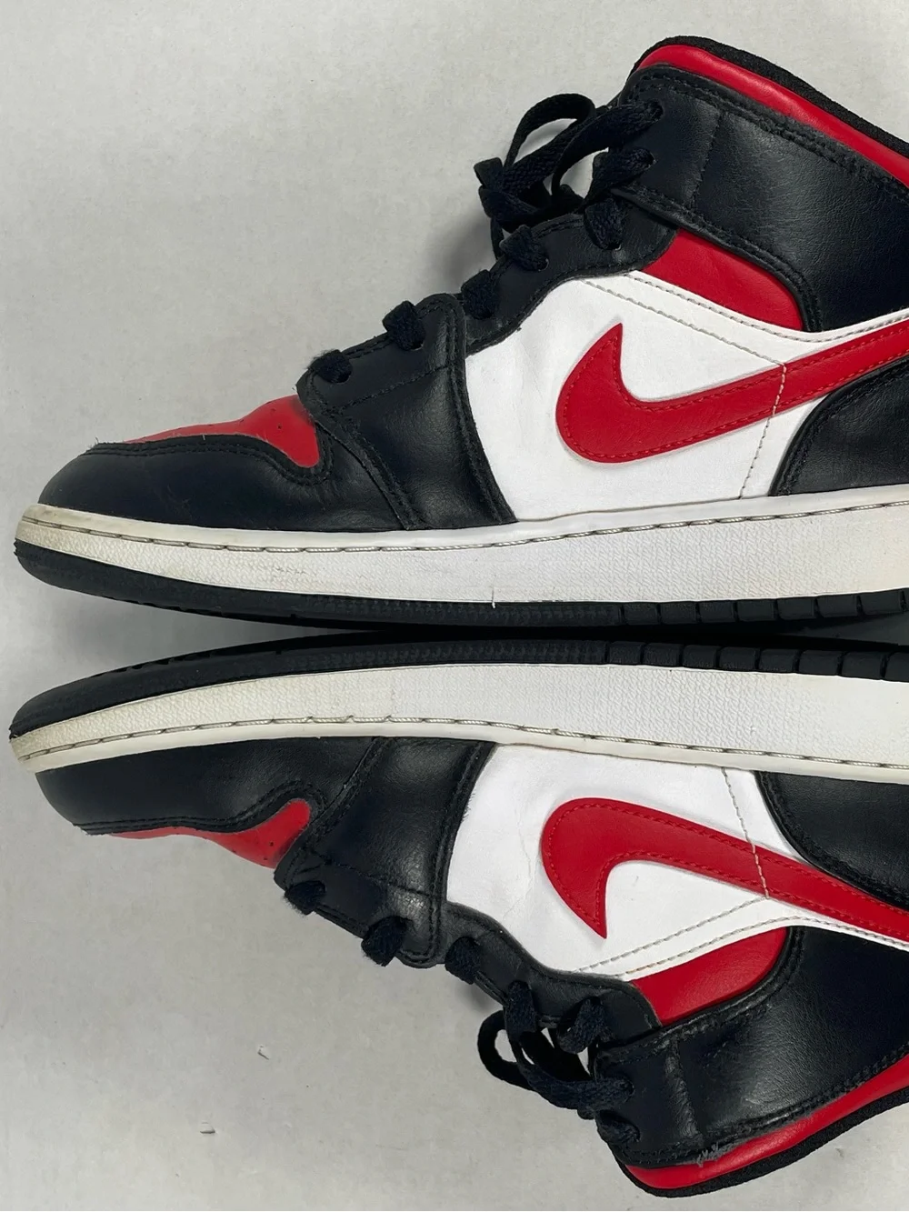 Nike Air Jordan 1 Mid GS 'Bred Toe' 2022 (554725-079) - Size 5.5Y / Women's 7